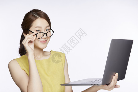 戴眼镜拿电脑的女生图片