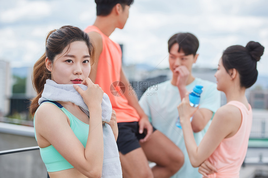 户外穿运动装的年轻男女图片