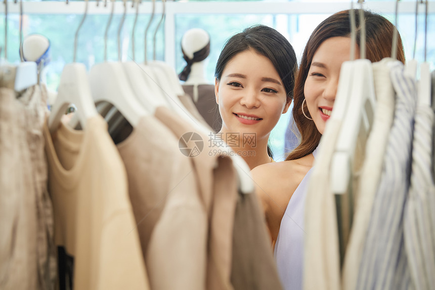 时髦女生逛街购物图片