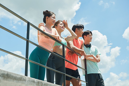 运动健身的男女图片