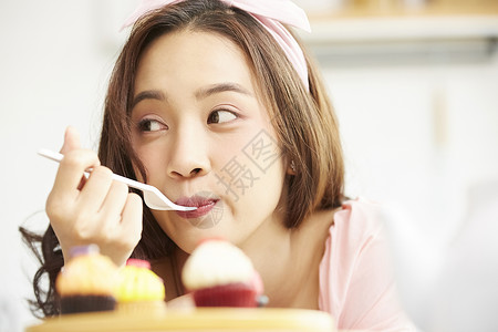 作作表情喜欢吃糖果的女人背景