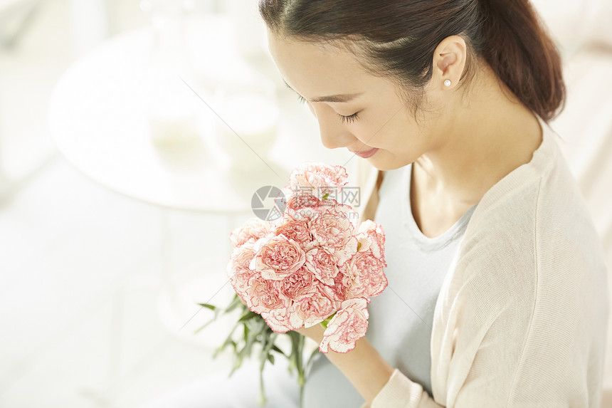 拿着鲜花的孕妇图片
