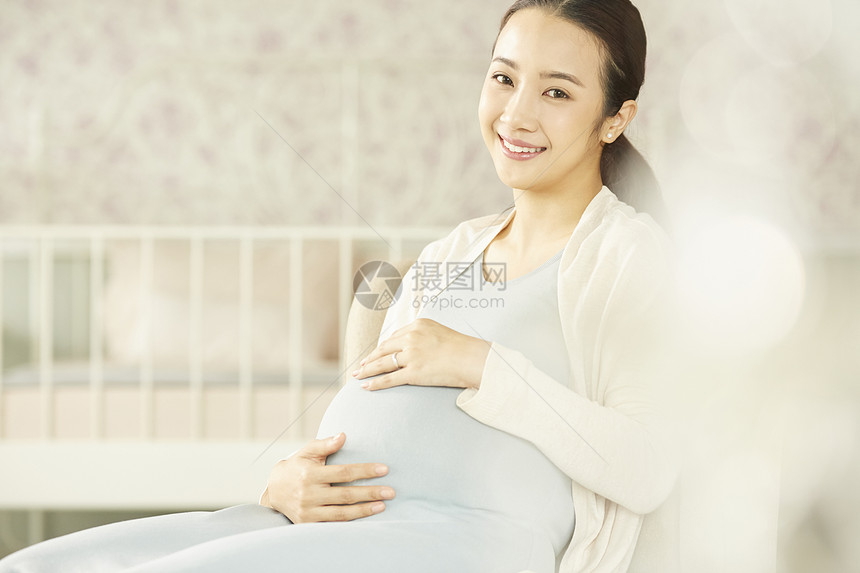怀孕女人微笑照图片