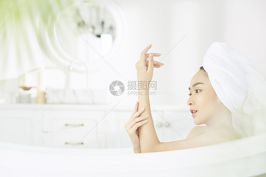 躺在浴缸里的年轻女性图片