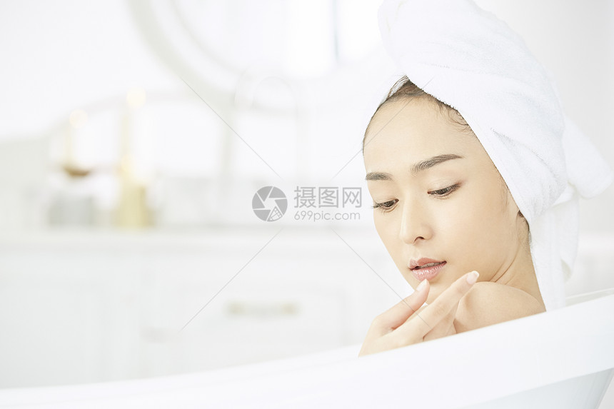 躺在浴缸里的年轻女性图片