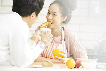 女孩在厨房准备饭菜图片