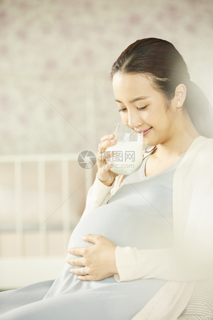 怀孕女子喝牛奶补钙图片