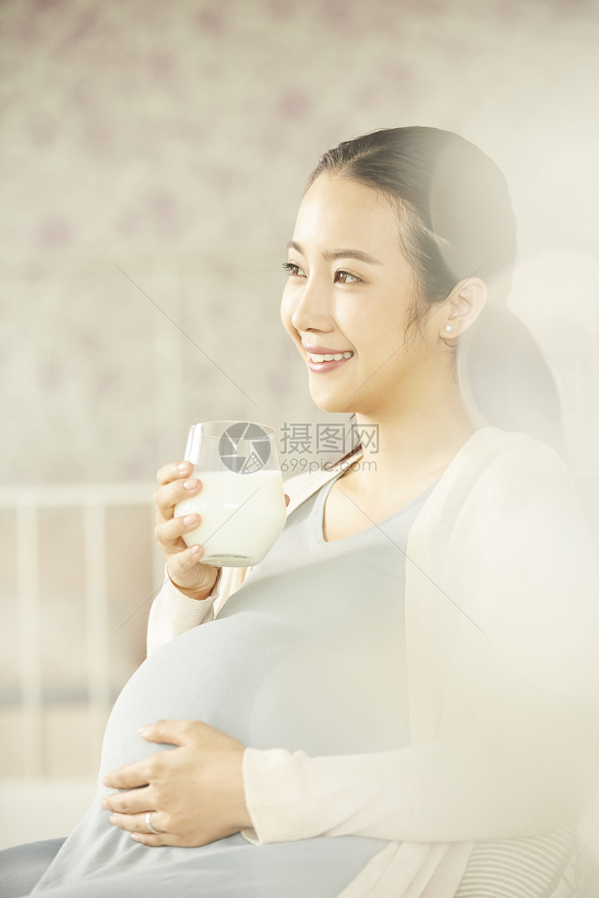 怀孕女子喝牛奶图片