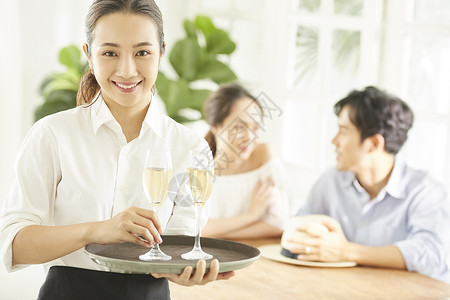 端着香槟的女服务生图片