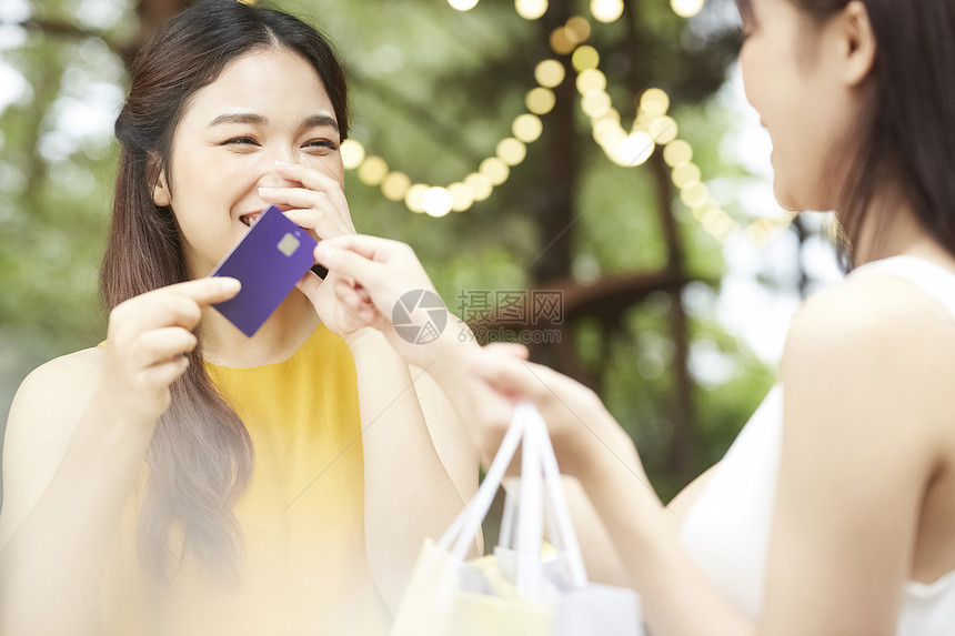 年轻女人开心消费购物图片