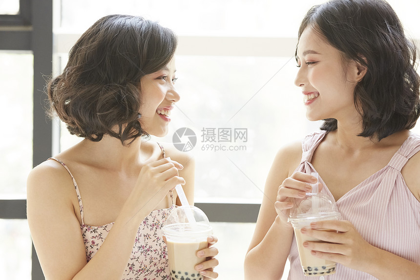 闺蜜好朋友在窗边喝奶茶图片