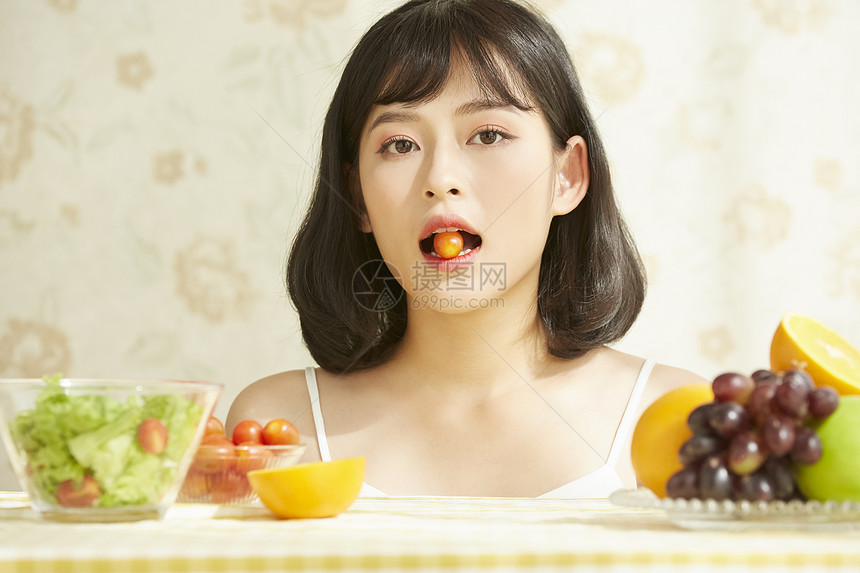 吃水果的女青年图片