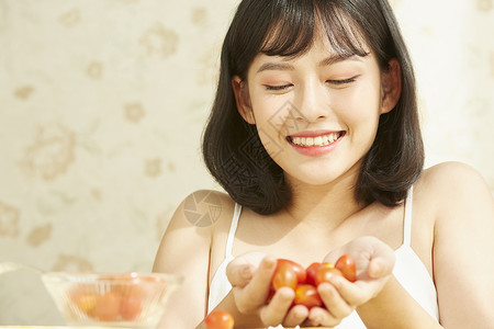 捧着小番茄的年轻女子图片