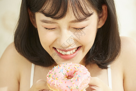 吃甜品甜甜圈的女青年图片