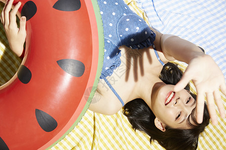 草莓分体泳装夏日度假愉快的年轻女人背景