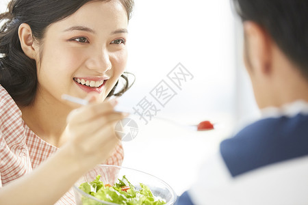 年轻情侣吃健康色拉背景图片