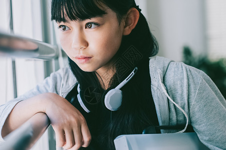 戴耳机的小学生女孩图片