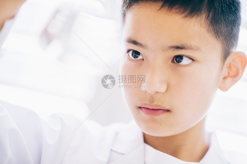 做实验的小学生男孩图片