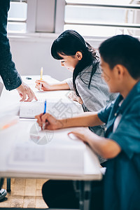 写作业的小学生图片