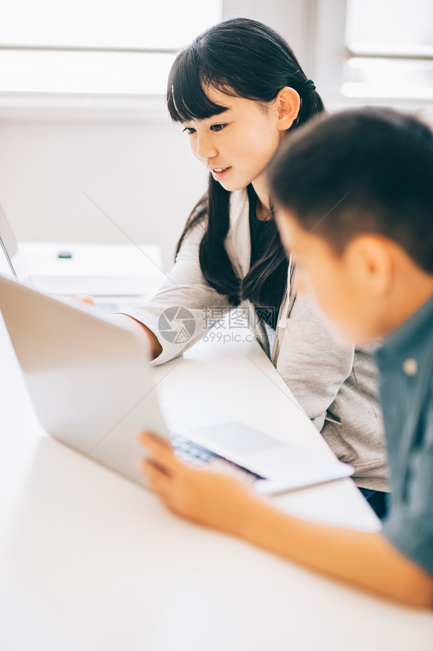 写作业的小学生图片