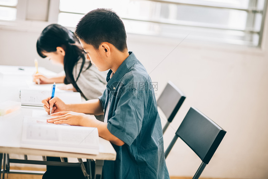 写作业的小学生图片