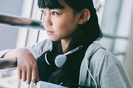 戴耳机的小学生女孩高清图片