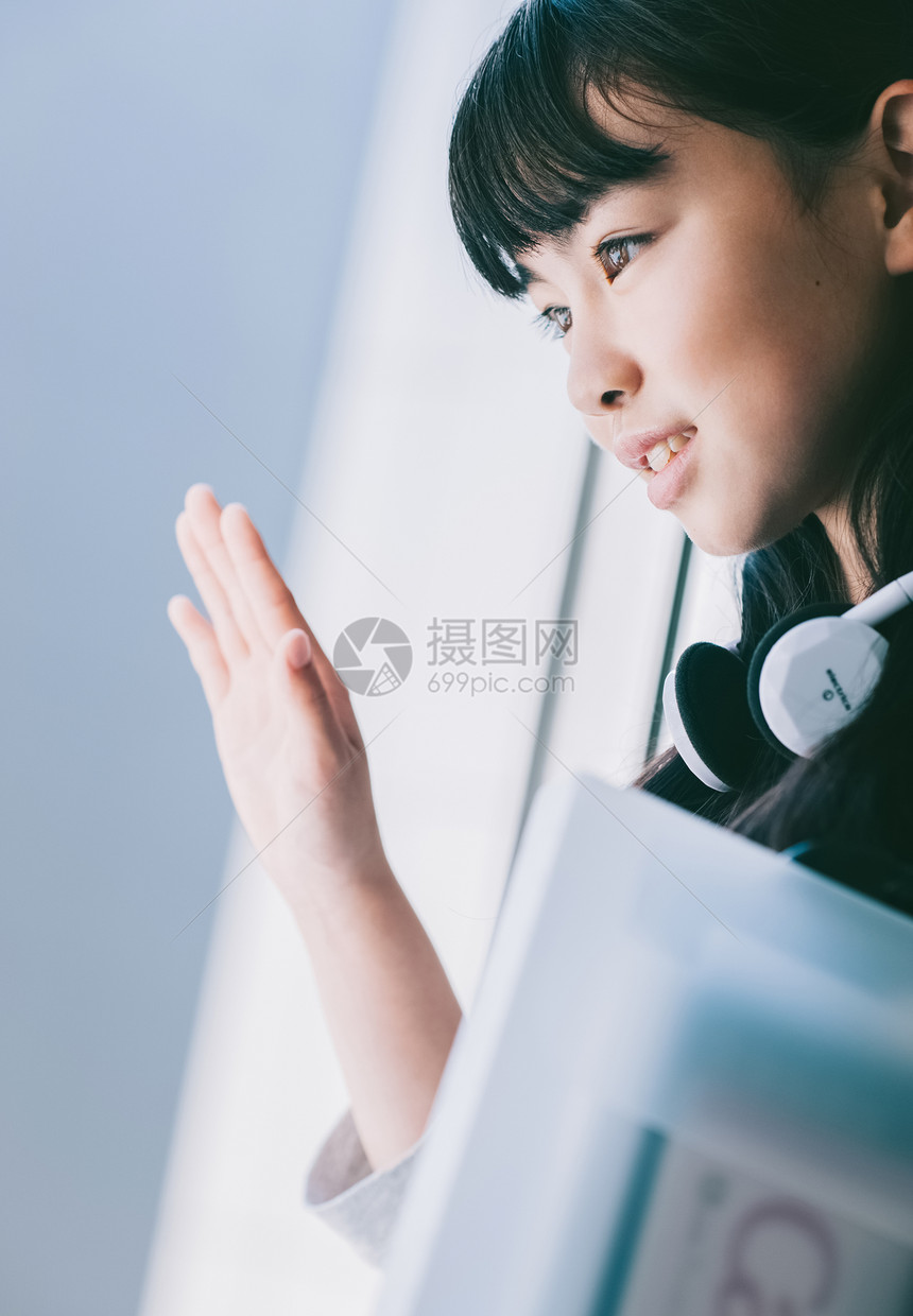 女孩在教室学习图片