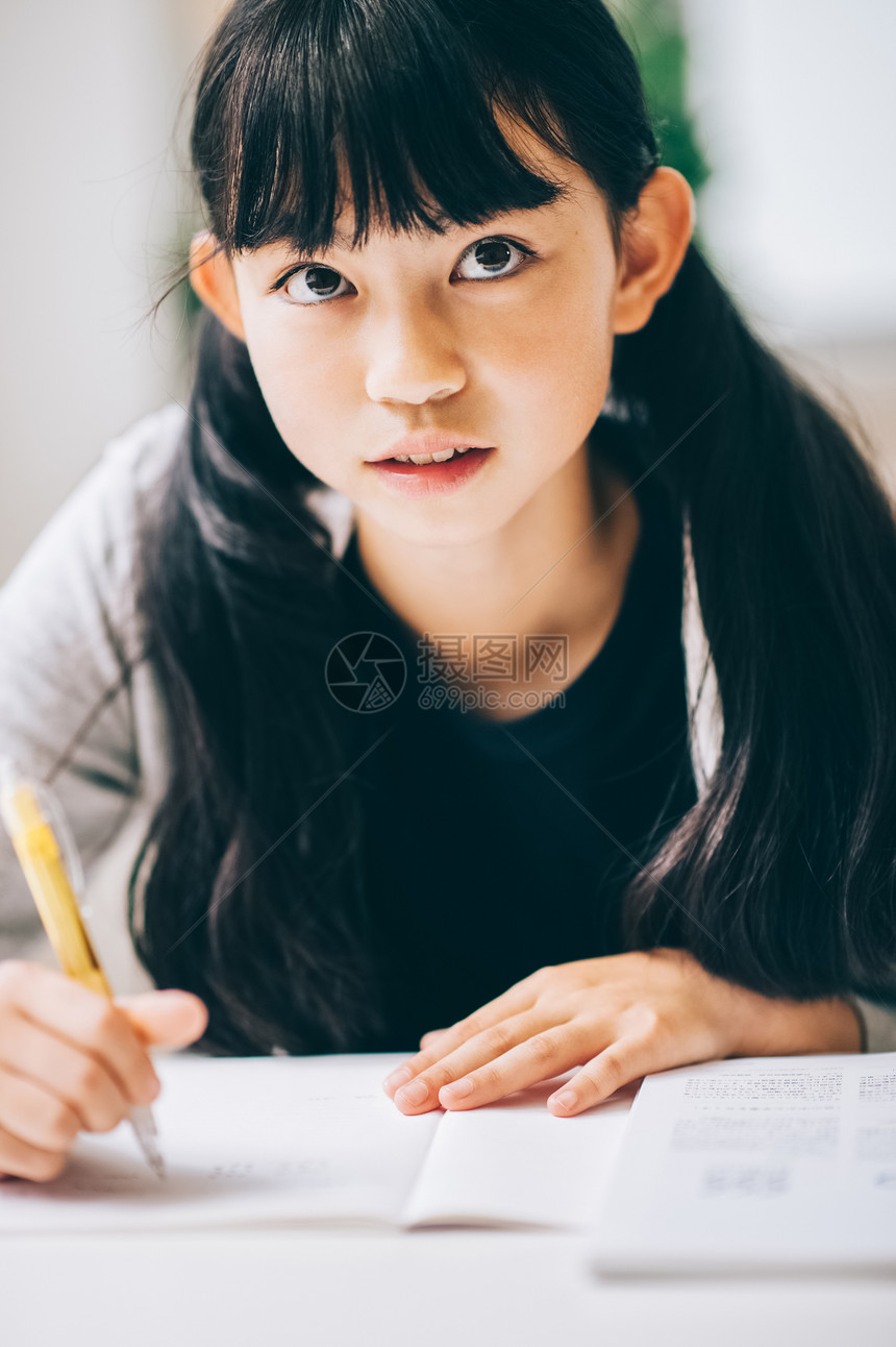 女孩在教室学习图片