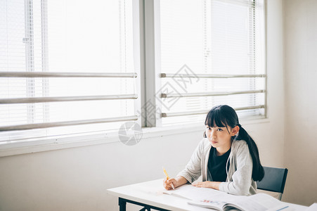 女孩在教室学习图片