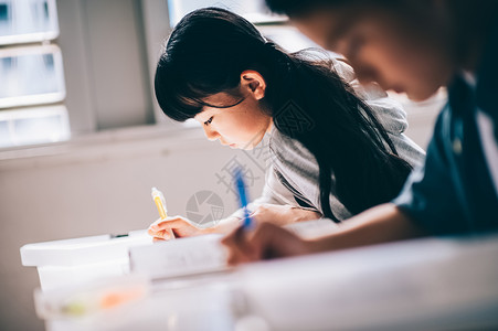 小学生在教室学习图片