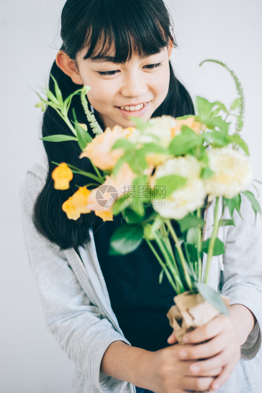 女孩拿着花卉图片