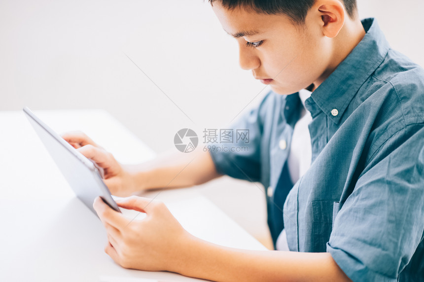 男孩使用平板电脑参加考试图片