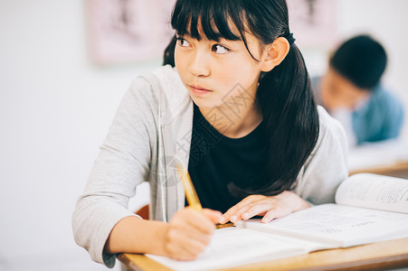 认真参加课外培训班的孩子图片