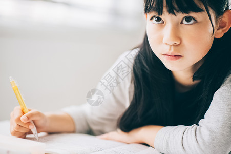 1人书写小姑娘女孩补习学校学习图片