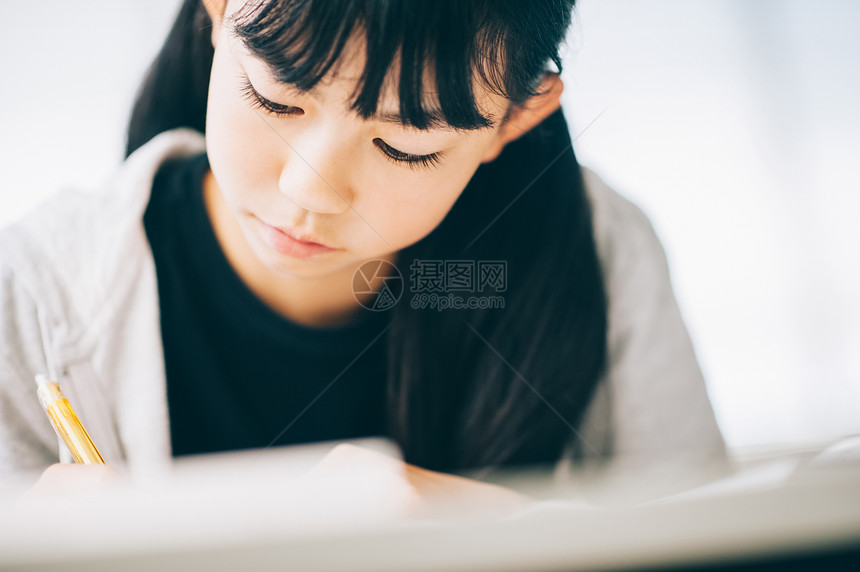 快乐年轻的女孩测试女孩补习学校学习图片