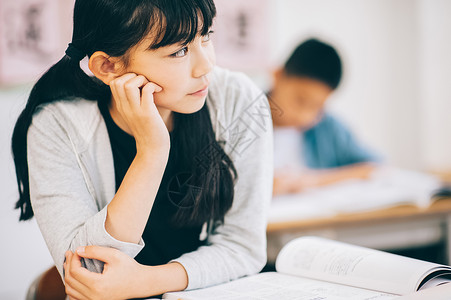 思考小学生朋友女孩小学学生研究图片