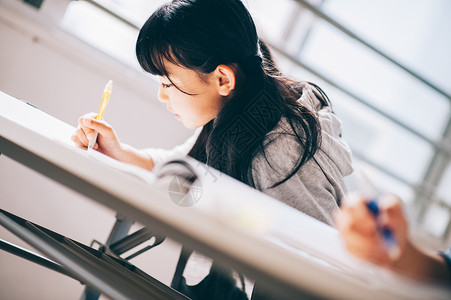 小姑娘在学校教室学习图片