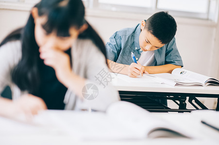 教室里学习的学生图片