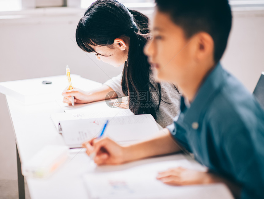 教室里学习的学生图片