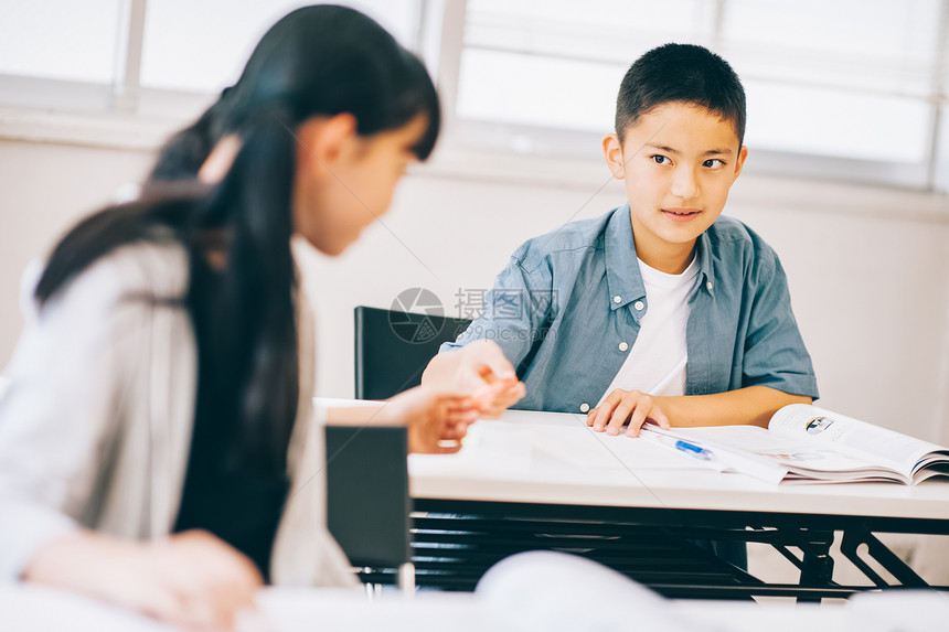 教室里学习的学生互相帮助图片