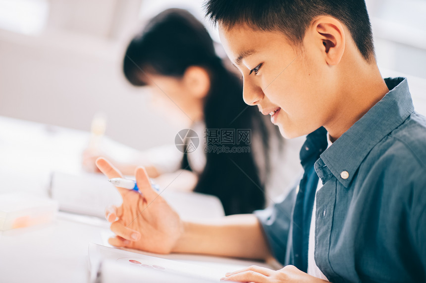 教室里学习的学生图片