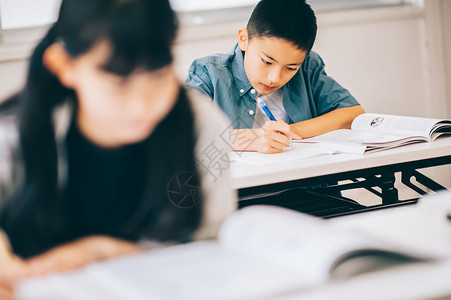 教室里学习的学生图片