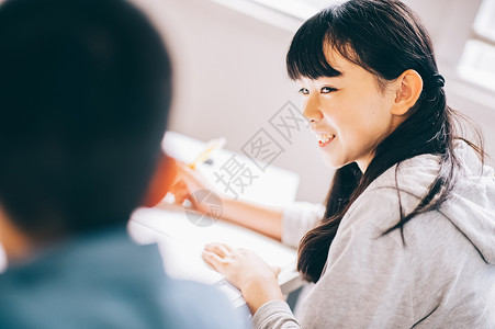 教室里学习的学生图片