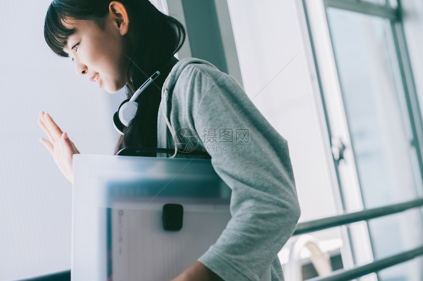 女学生看向窗外打招呼图片