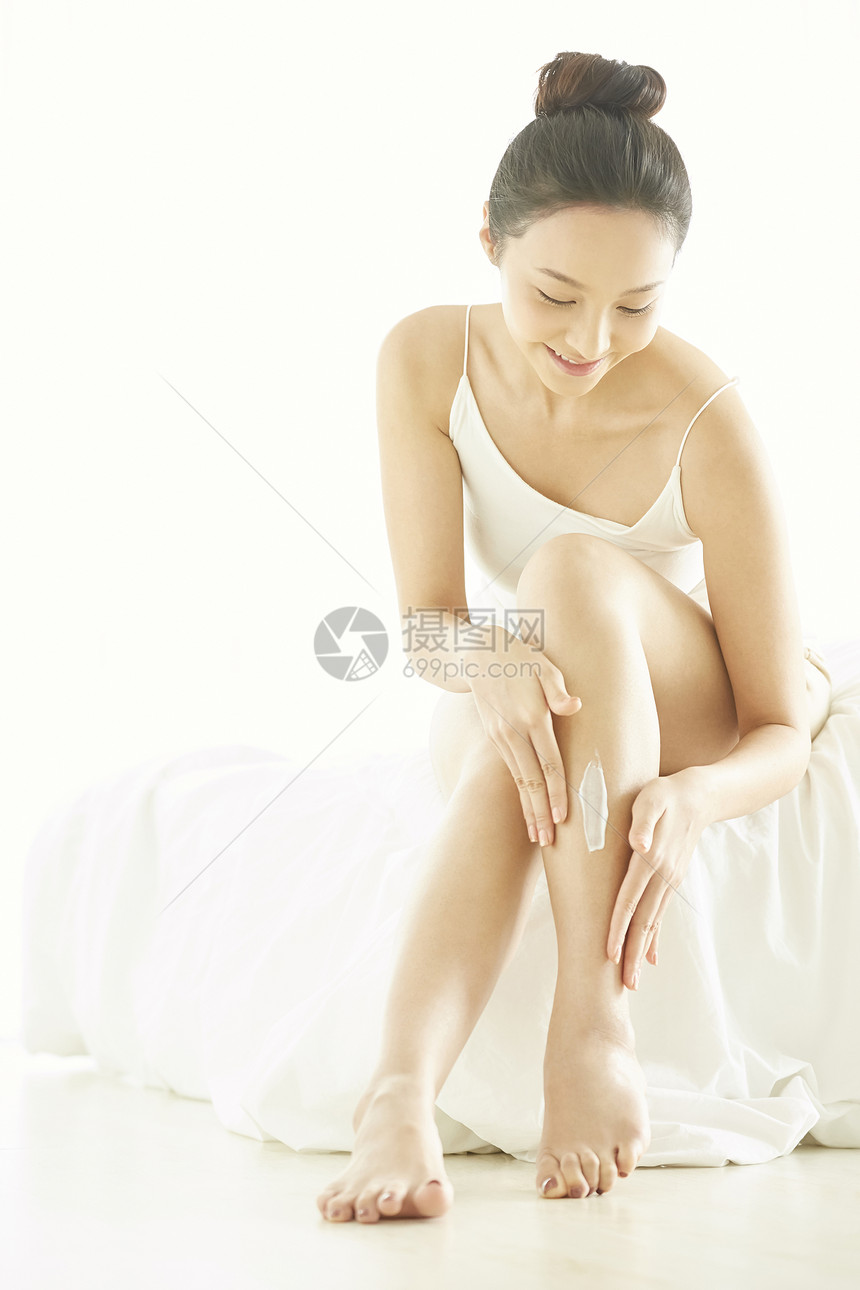 女性涂乳液身体护理图片