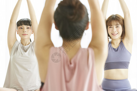 女性瑜伽锻炼拉伸图片