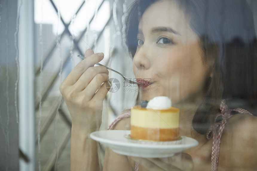 着甜品蛋糕的年轻女子图片