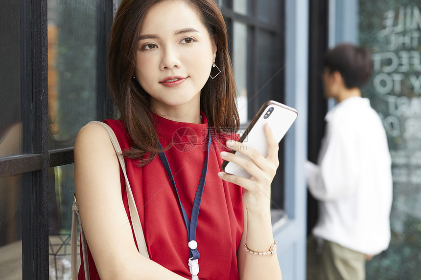 洋装商务女人看手机图片