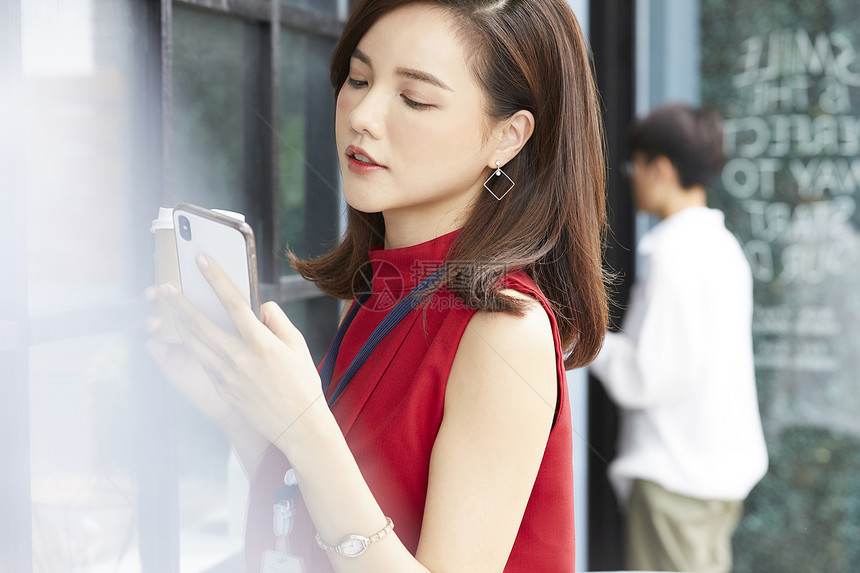 洋装商务女人看手机图片