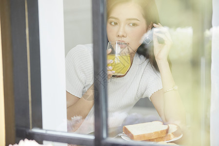 女人享受下午茶图片